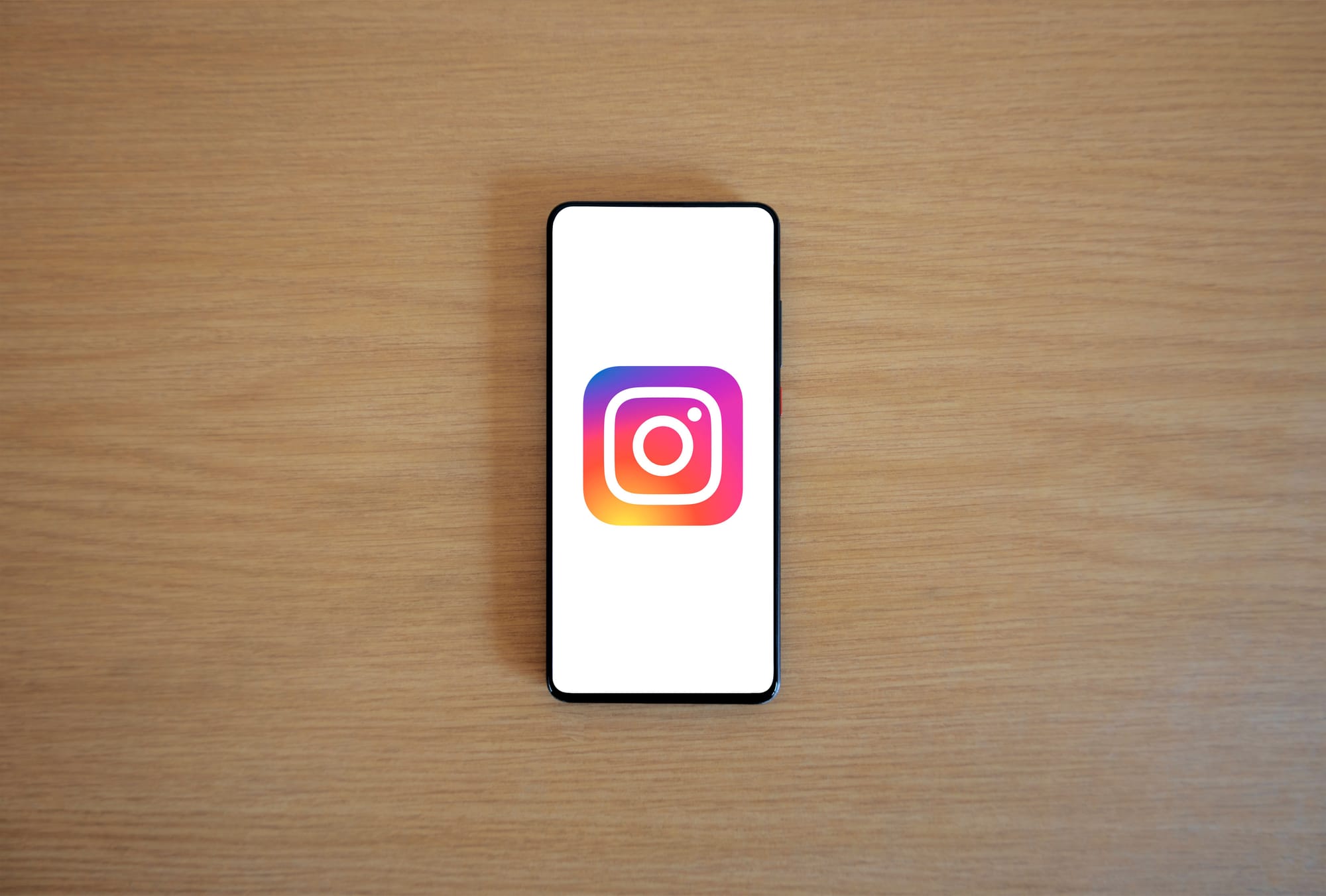 Instagram aperta o cerco contra perfis de IA não identificados: como usar ferramentas gratuitas para criar conteúdo transparente